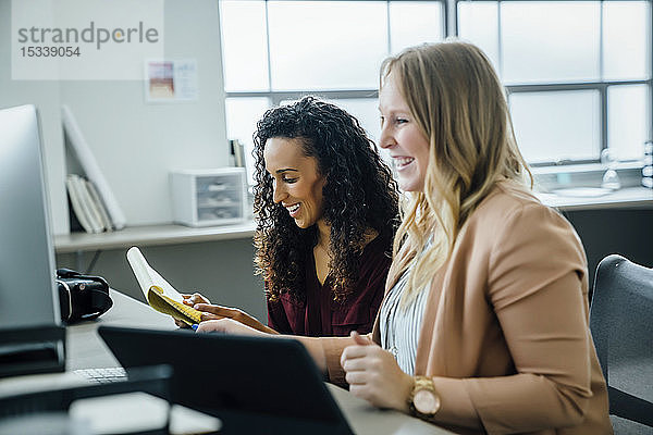 Lächelnde Frauen am Computer im Büro