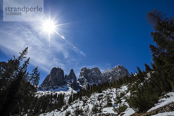 Sonne über einer Bergkette in den Dolomiten  Italien