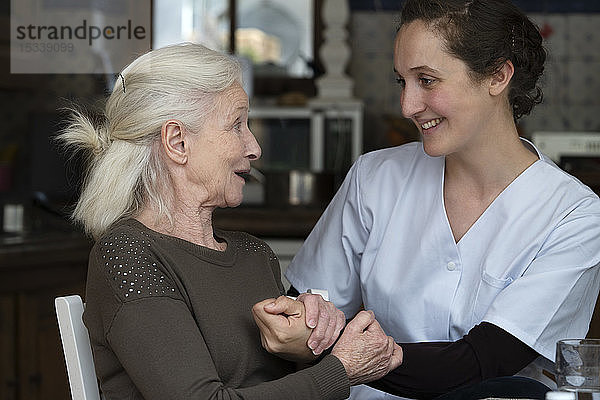 Älterer Patient im Gespräch mit der Krankenschwester