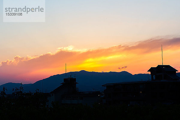 Silhouettierte Berge bei Sonnenuntergang