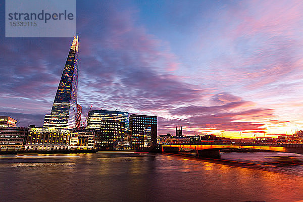 Londoner Stadtbild mit dem Wolkenkratzer The Shard