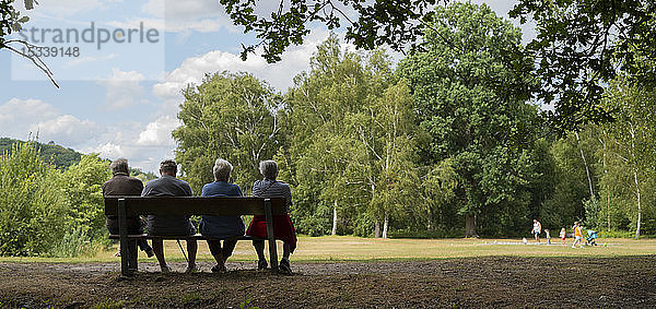 Ältere Menschen sitzen im Park