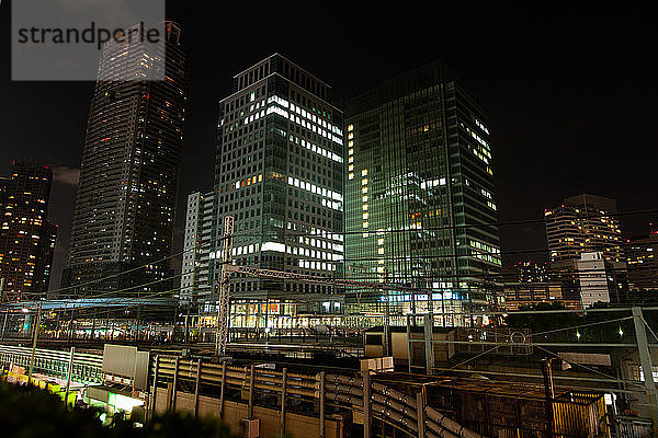 Tokioter Finanzviertel bei Nacht