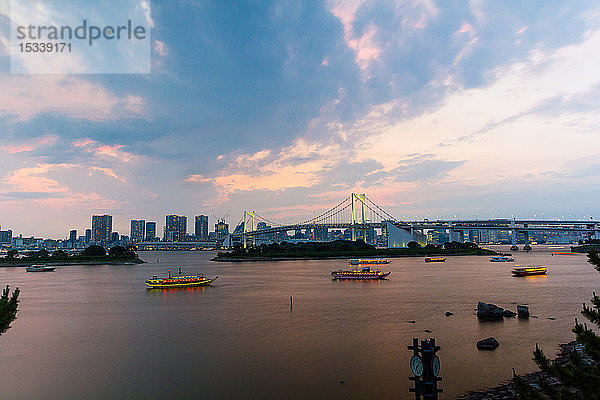 Regenbogenbrücke mit Skyline von Tokio in der Abenddämmerung