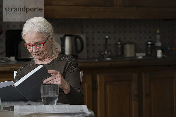 Ältere Frau liest Tagebuch