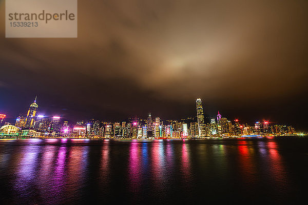 Das Finanzviertel von Hongkong bei Nacht