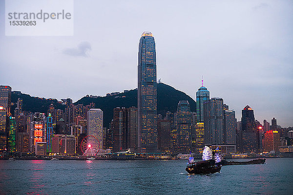 Das Finanzviertel von Hongkong in der Abenddämmerung