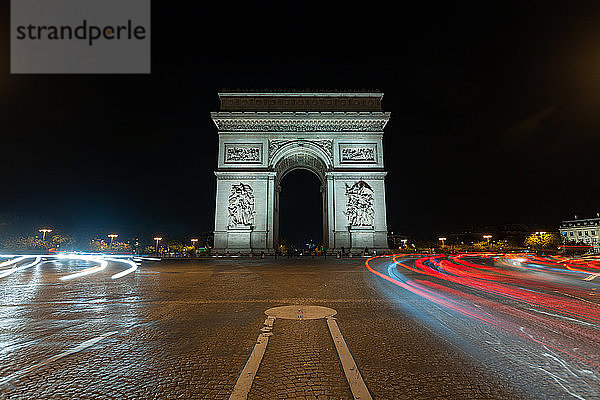 Blick auf den Arc de Triomphe bei Nacht