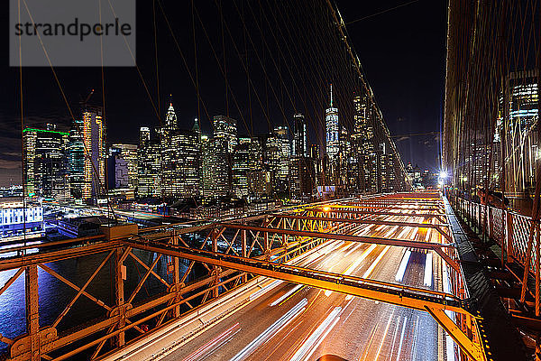 Verkehr auf der Brooklyn Bridge bei Nacht
