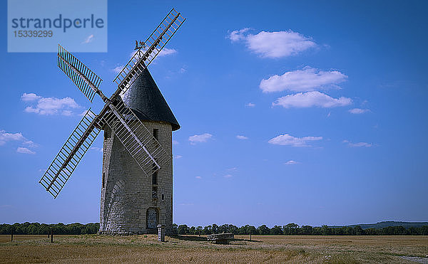 Windmühle auf dem Feld