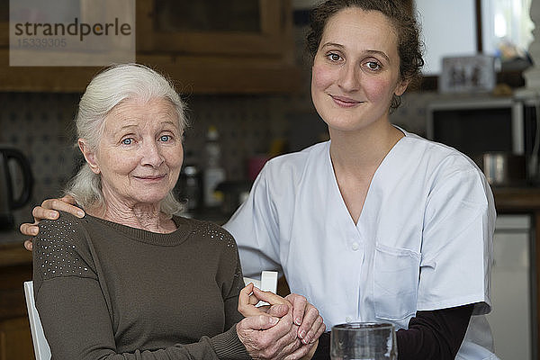 Porträt einer Frau mit Krankenschwester