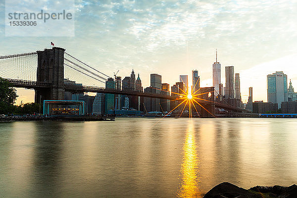 Skyline von Manhattan und Brooklyn Bridge bei Sonnenuntergang