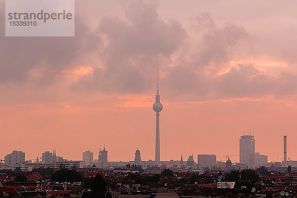 Villenviertel und Berliner Fernsehturm bei Sonnenuntergang