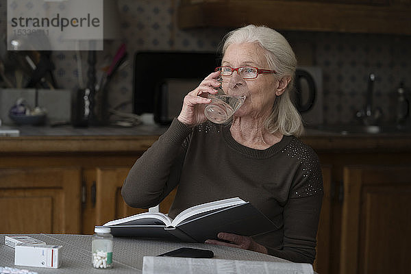 Ältere Frau trinkt Wasser