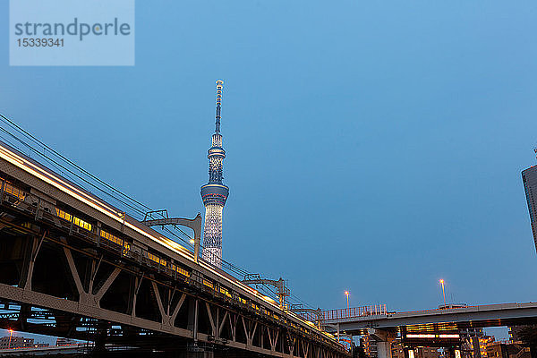 Tokio Sky Tree in der Abenddämmerung