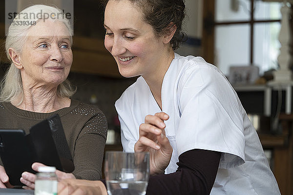 Älterer Patient mit Smartphone