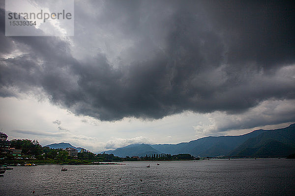 Gewitterwolken über dem See