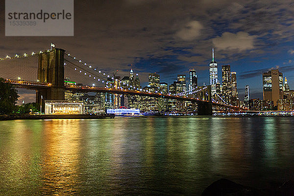 Skyline von Manhattan und Brooklyn Bridge in der Abenddämmerung