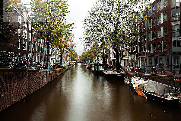 Blick auf eine Gracht in Amsterdam