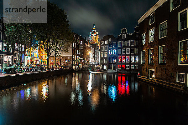 Blick auf Grachten und Häuser im niederländischen Stil in Amsterdam