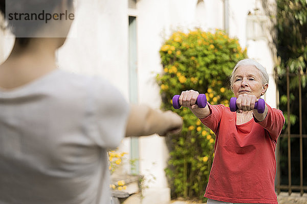 Ältere Frau beim Sport