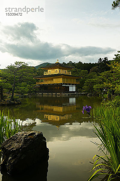 Tempel des Goldenen Pavillons mit Teich
