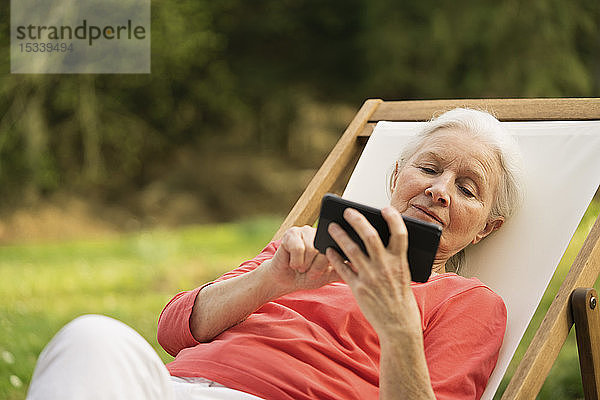 Ältere Frau benutzt ein Smartphone