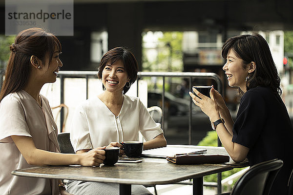 Japanische Frauen in einem Cafe
