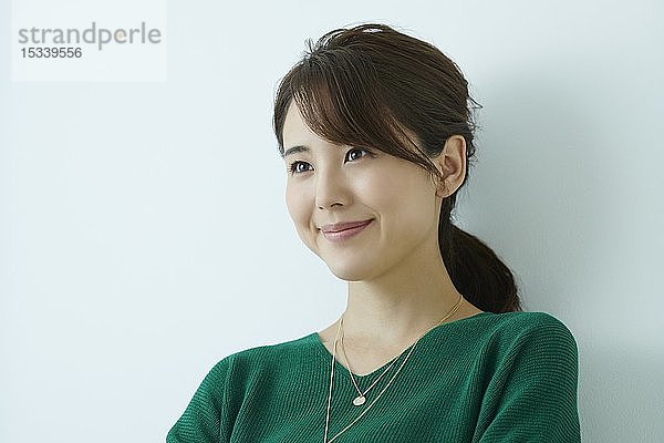 Studio-Porträt einer attraktiven jungen Japanerin