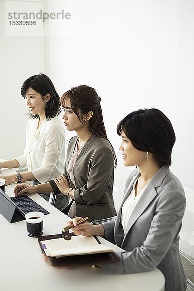 Japanische Geschäftsfrauen im Büro