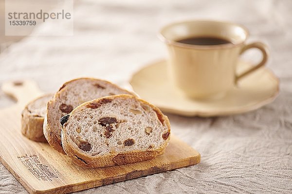 Aufgeschnittenes Brot und Kaffee