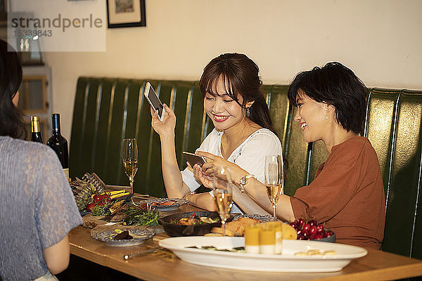 Japanische Frauen essen fröhlich zusammen