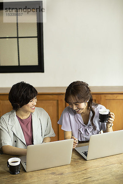 Japanische Geschäftsfrauen im Büro