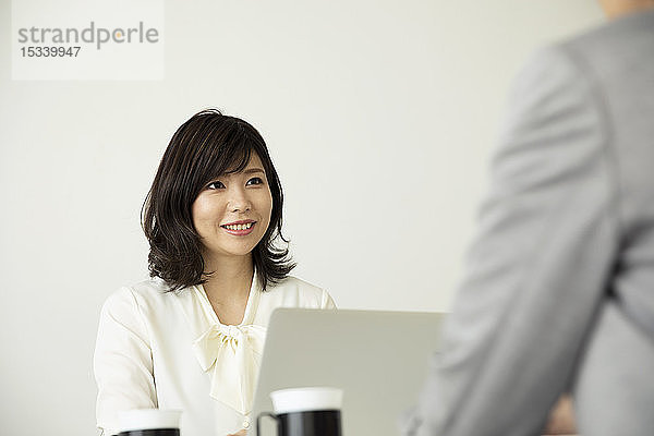 Japanische Geschäftsfrauen im Büro