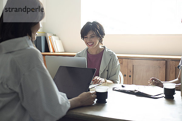 Japanische Geschäftsfrauen im Büro