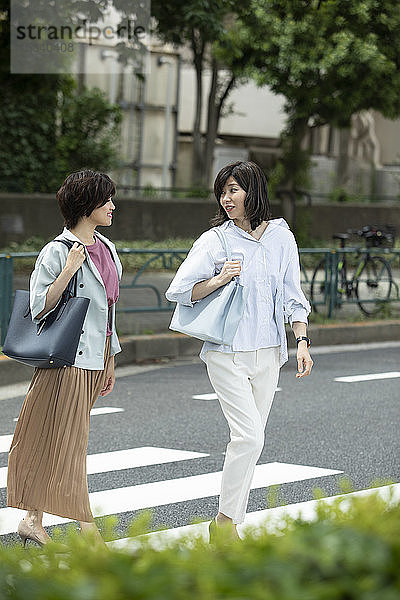Japanische Frauen in der Innenstadt