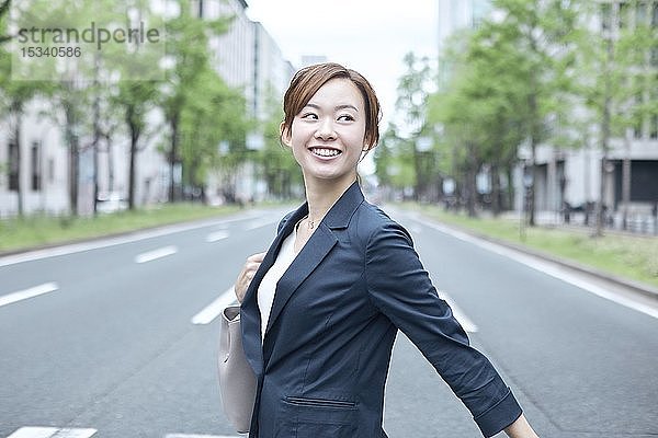 Junge japanische Geschäftsfrau in der Innenstadt