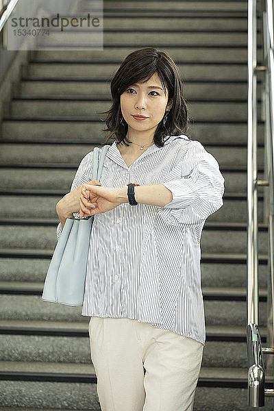 Japanische Frau in der Innenstadt