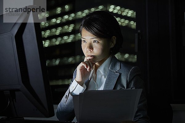Japanische Geschäftsfrau arbeitet spät in der Nacht