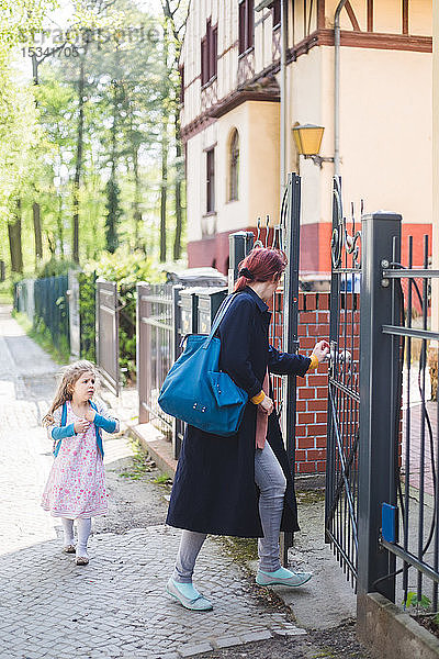 Einreise von Mutter und Tochter in voller Länge