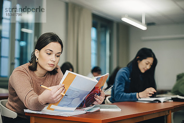 Teenager-Frauen lernen am Schreibtisch im Klassenzimmer