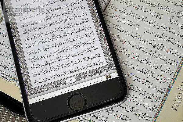 Digitaler Koran auf einem Smartphone und heiliges Koranbuch  Vietnam  Indochina  Südostasien  Asien