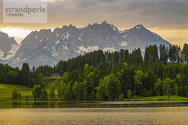 Blick auf das Gebirge des Wilden Kaisers vom Schwarzsee bei Kitzbühel  Tirol  Österreich  Europa