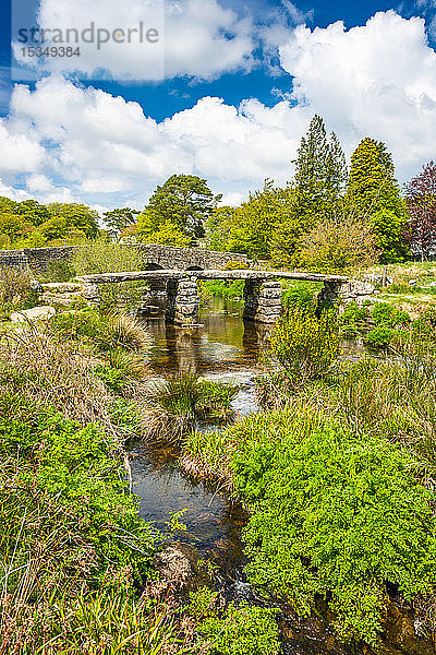 Mittelalterliche Klappbrücke über den Fluss East Dart bei Postbridge im Dartmoor in Devon  England  Vereinigtes Königreich  Europa