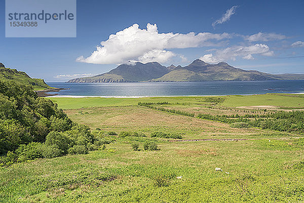 Laig Bay  Cleadale und die entfernte Isle of Rum im Hochsommer  Kleine Inseln  Innere Hebriden  Schottland  Vereinigtes Königreich  Europa