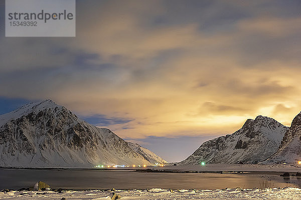Der Nachthimmel mit Bergkette im Winter  Reine  Lofoten  Nordland  Arktis  Norwegen  Europa