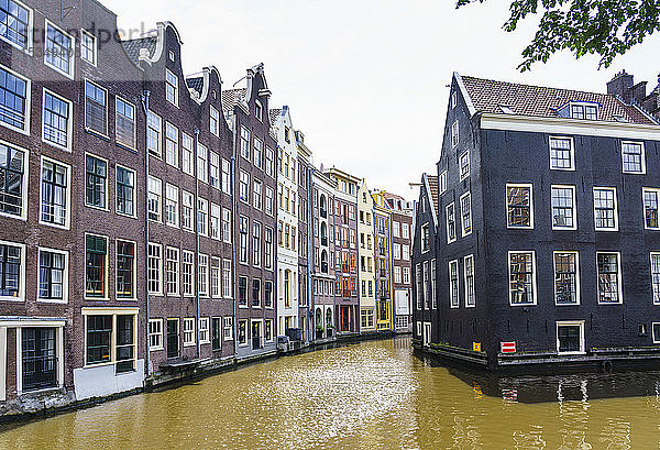 Alte Giebelhäuser an einer Gracht  Oudezijds Kolk  Amsterdam  Nordholland  Niederlande  Europa
