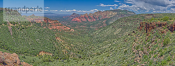 Panoramablick auf Sedona vom Schnebly Hill Vista zur Mittagszeit  Arizona  Vereinigte Staaten von Amerika  Nordamerika