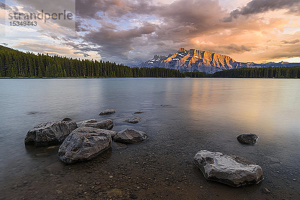 Sonnenuntergang über dem Mount Rundle am Two Jack Lake  Banff National Park  UNESCO-Weltkulturerbe  Alberta  Kanada  Nordamerika