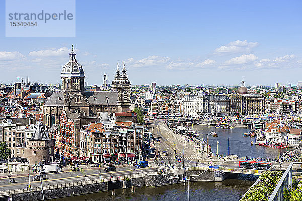 Blick von oben auf das Zentrum von Amsterdam mit der St.-Nikolaus-Kirche und dem Turm  Amsterdam  Nordholland  die Niederlande  Europa